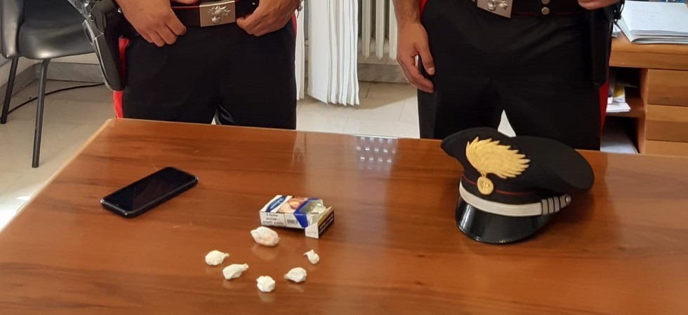 Corre troppo sulla Gardesana e viene fermata: arrestata una barista di Malcesine perché trovata in possesso di alcune dosi